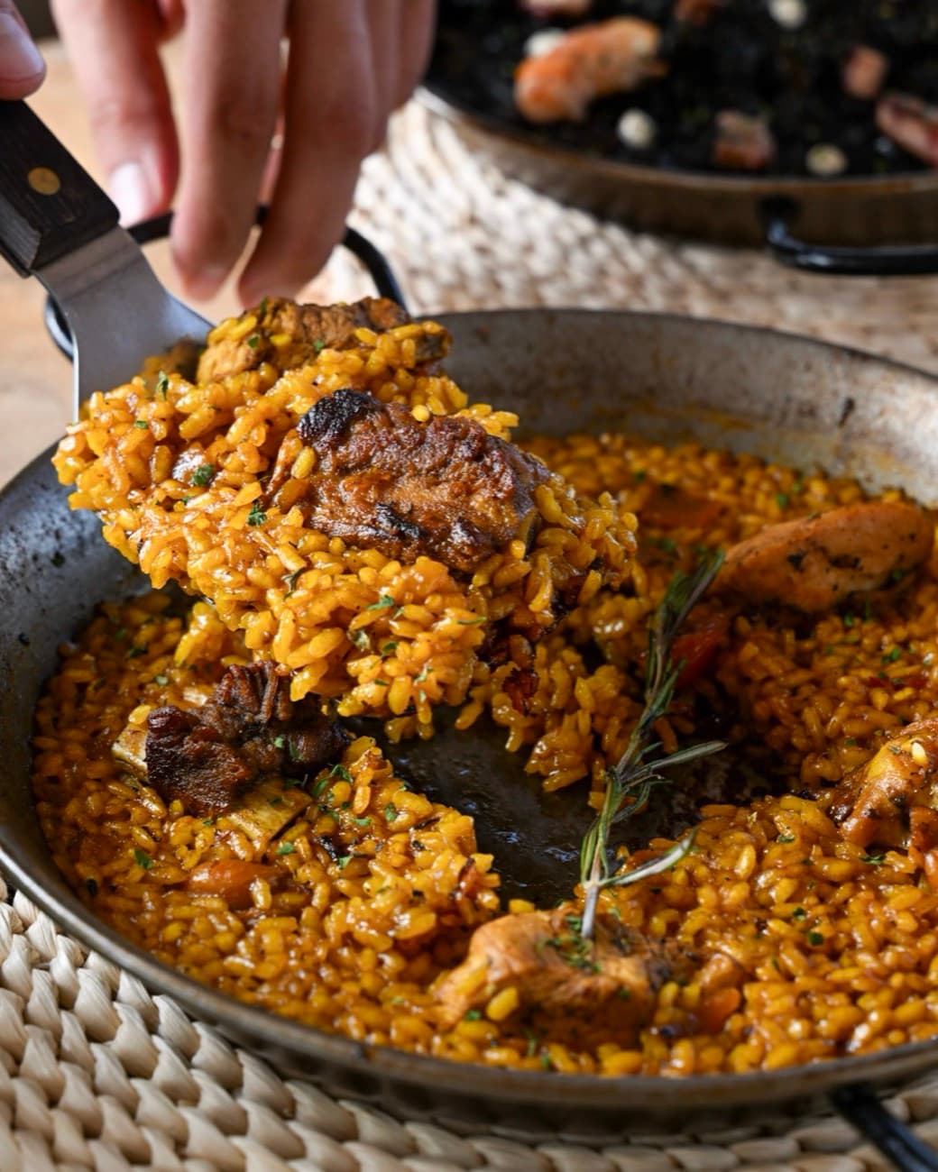 Sirviendo paella recién hecha en Paellas POP